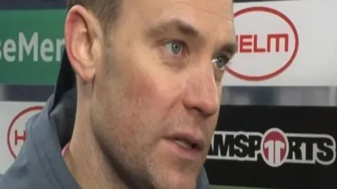 B席失落折射失误，球队力争摆脱联赛连败困境